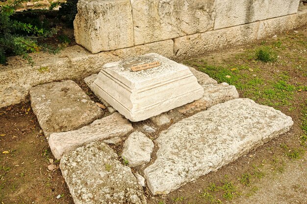 O olímpico Zeus colunas ruínas do pôr do sol em Atenas Grécia