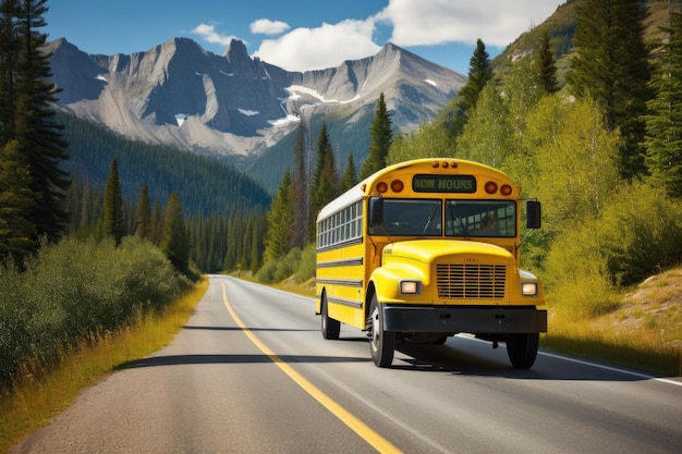 O ônibus escolar está dirigindo em uma estrada suburbana com uma bela natureza ao fundo