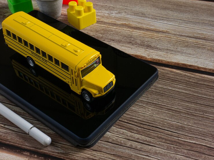 Foto o ônibus escolar no tablet para educação ou conceito de e-learning