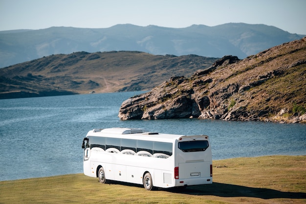 O ônibus turístico branco vai para o lago Baikal