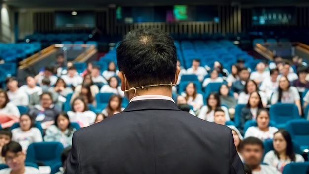 O orador falando sobre conferência de negócios. Audiência na sala de conferências