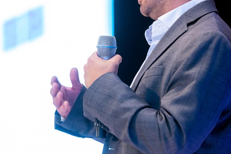 O orador masculino está fazendo o conceito de falar em público do talk show motivacional falando