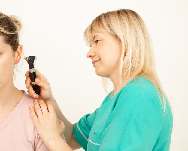 O otorrinolaringologista examina o paciente usando um otoscópio. Equipamento médico moderno. Otorrinolaringologista. Exame médico. As tecnologias mais recentes. Exame preventivo. Visita.