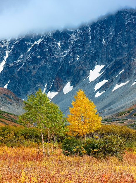 O outono nas montanhas. Bela vista de outono da Península de Kamchatka