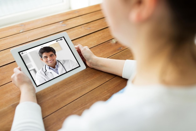 O paciente a conversar em vídeo com o médico no tablet.
