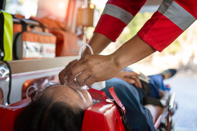 Foto o paciente do sexo masculino teve um acidente. a ambulância e a equipa de resgate vieram prestar primeiros socorros.