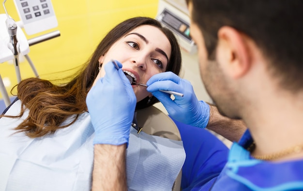 Foto o paciente no dentista.