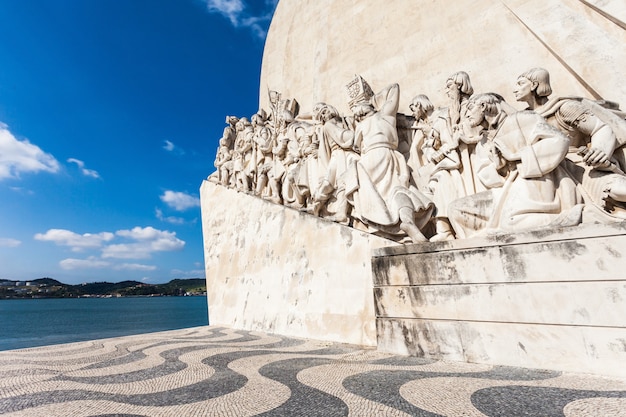 O padrao dos descobrimentos (monumento aos descobrimentos) é um monumento às margens do rio tejo, em lisboa, portugal