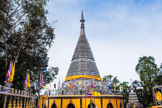 O pagode de aço inoxidável Phra Maha Thad Chadi Tri Pob Tri Mongkol em Songkhla Tailândia