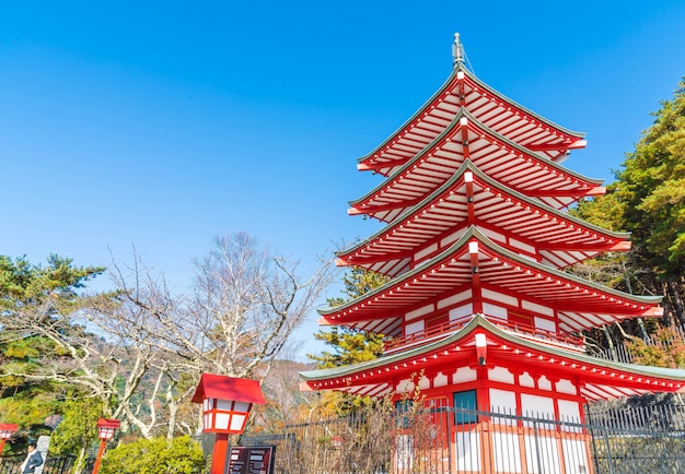 Foto o pagode vermelho, chureito, é marco perto da montanha de fuji em kawaguchiko