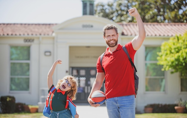 O pai apoia e motiva o filho que vai para a escola primária