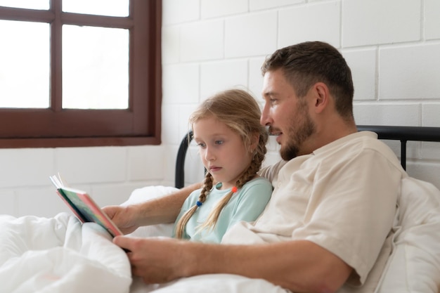 O pai da menina lia histórias para as crianças antes de ir para a cama para relaxar e dormir profundamente até de manhã