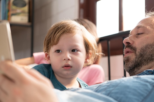 O pai do menino lia histórias para as crianças antes de ir para a cama para relaxar e dormir profundamente até de manhã