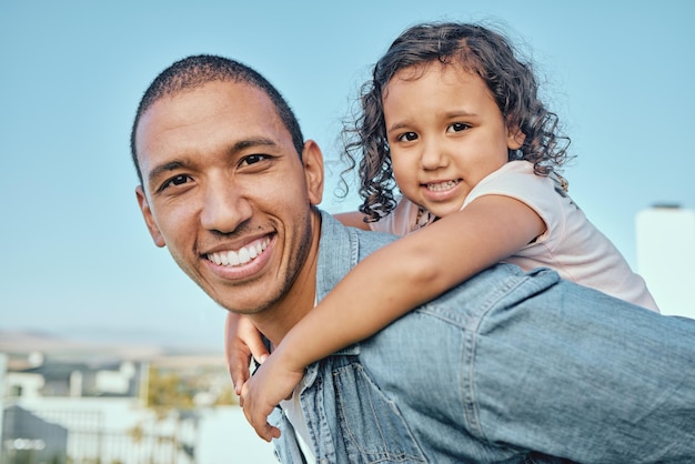 O pai e a menina nas costas sendo felizes, relaxam e brincam nas férias com um sorriso ou se divertem juntos Retrato do homem e filha carregou sendo amoroso, alegre e de férias para um tempo de qualidade alegre