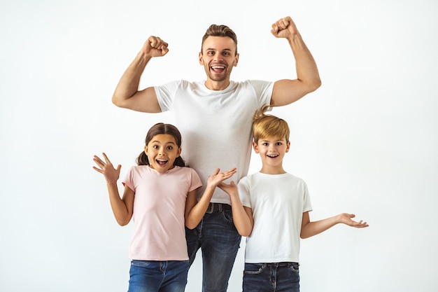 O pai e os filhos gesticulando no fundo branco