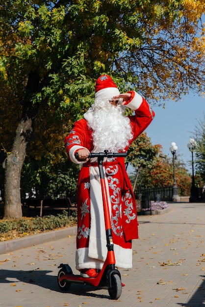 O Pai Natal tem pressa numa scooter com presentes para as crianças.