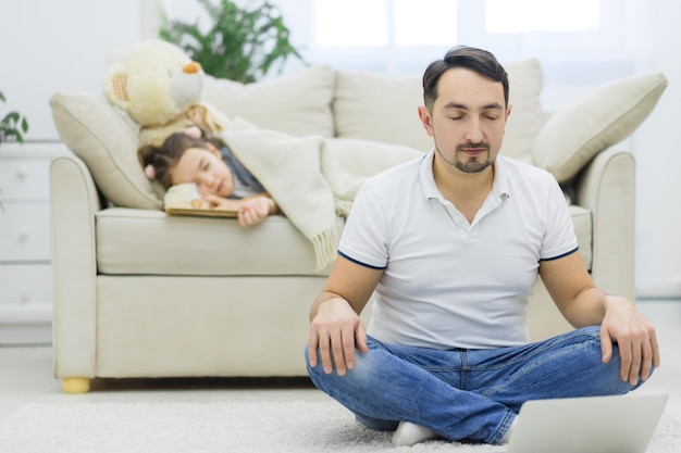 O pai tem tempo para jogar enquanto a filha dorme.