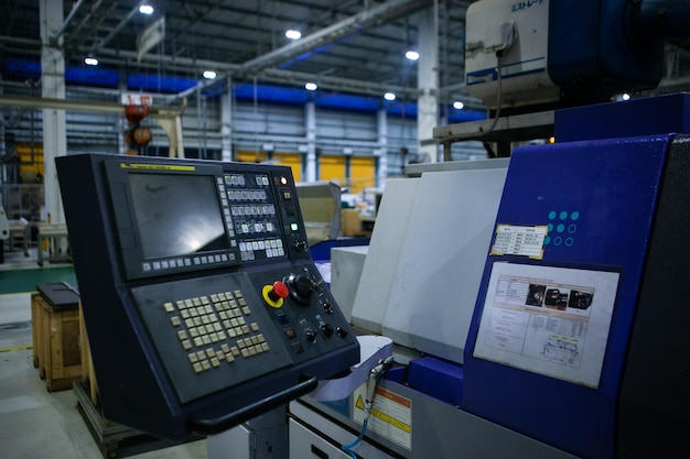 Foto o painel de controlo e o interruptor analógico com o botão de controlo da máquina na fabricação