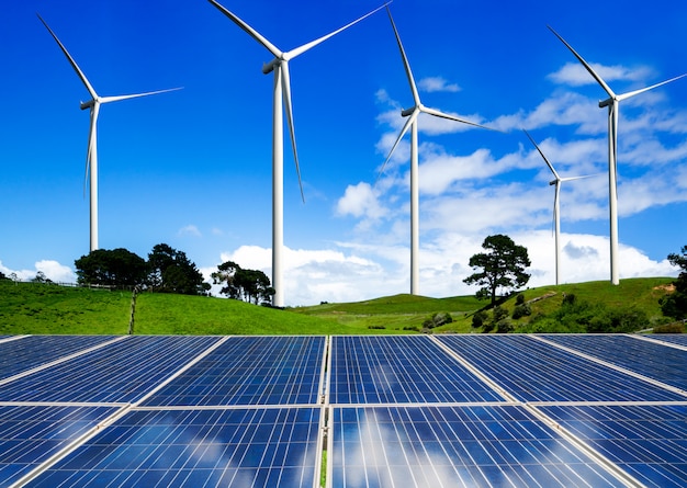 O painel solar e a turbina eólica cultivam a energia limpa.