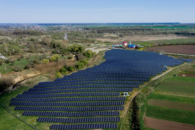 O painel solar produz energia verde e amiga do ambiente.