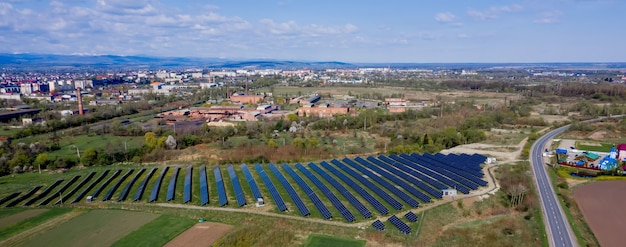 O painel solar produz energia verde e ecologicamente correta