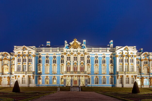 Foto o palácio azul em st. petersburgo à noite