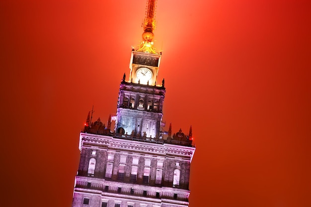 Foto o palácio da cultura e da ciência de varsóvia, na polônia, à noite