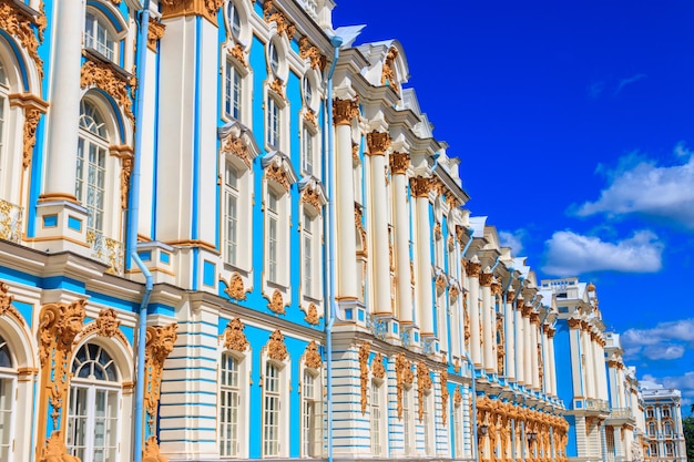 O Palácio de Catarina é um palácio rococó localizado na cidade de Tsarskoye Selo Pushkin 30 km ao sul de São Petersburgo Rússia Foi a residência de verão dos czares russos