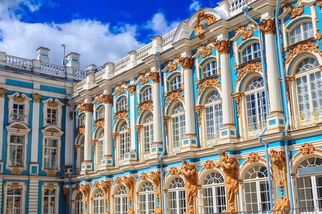 O Palácio de Catarina é um palácio rococó localizado na cidade de Tsarskoye Selo Pushkin 30 km ao sul de São Petersburgo Rússia Foi a residência de verão dos czares russos