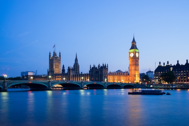 O Palácio de Westminster Big Ben à noite Londres Inglaterra Reino Unido