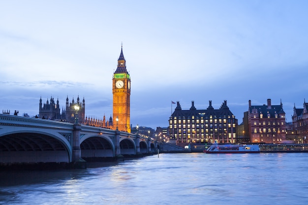 O palácio de westminster big ben em dia de sol, londres, inglaterra, reino unido