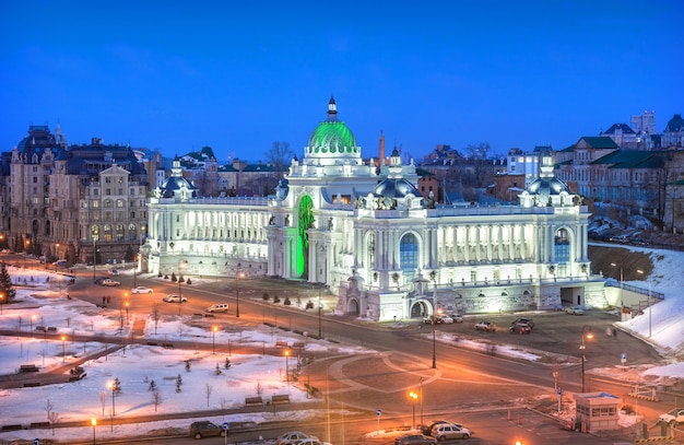 O Palácio dos Fazendeiros em Kazan, à luz das luzes noturnas. Vista do Kremlin. Legenda: Palácio dos Fazendeiros