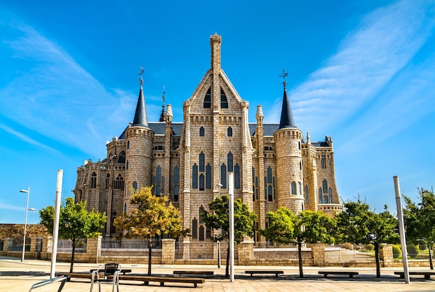 O palácio episcopal de astorga na espanha