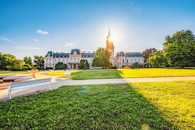Foto o palácio festetics está localizado na cidade de keszthely zala, na hungria, perto do lago balaton.