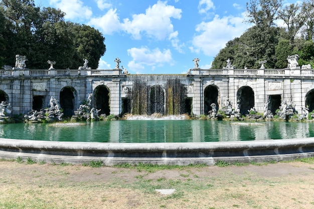 Foto o palácio real de caserta italiano reggia di caserta é uma antiga residência real em caserta, no sul da itália, e foi designado patrimônio mundial da unesco