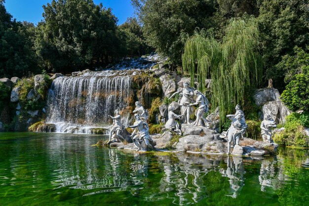 Foto o palácio real de caserta italiano reggia di caserta é uma antiga residência real em caserta, no sul da itália, e foi designado patrimônio mundial da unesco