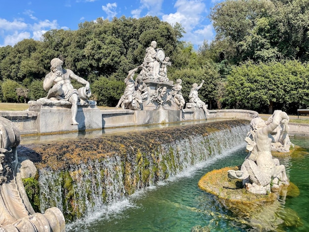 Foto o palácio real de caserta italiano reggia di caserta é uma antiga residência real em caserta, no sul da itália, e foi designado patrimônio mundial da unesco