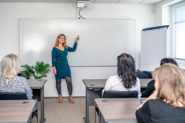 O palestrante dá uma palestra na frente do quadro branco no treinamento