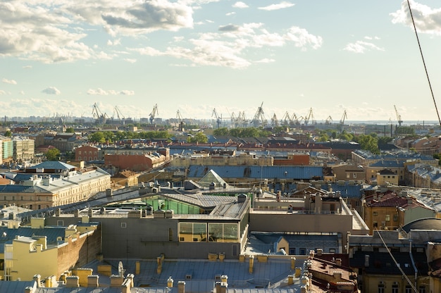 O panorama aéreo de São Petersburgo com ruas e edifícios históricos antigos é visível do topo