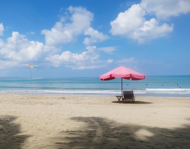 Foto o panorama da praia de kuta está localizado na ilha de bali muito bonito encantador