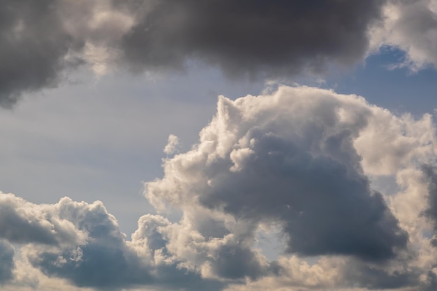 O panorama do céu azul pode ser usado para substituir o fundo do céu azul com nuvens listradas brancas no céu e infinito