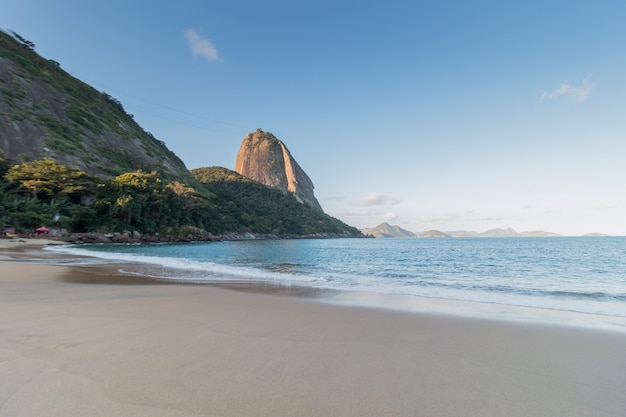 Foto o pão de açúcar visto da praia vermelha da urca no rio de janeiro, brasil.