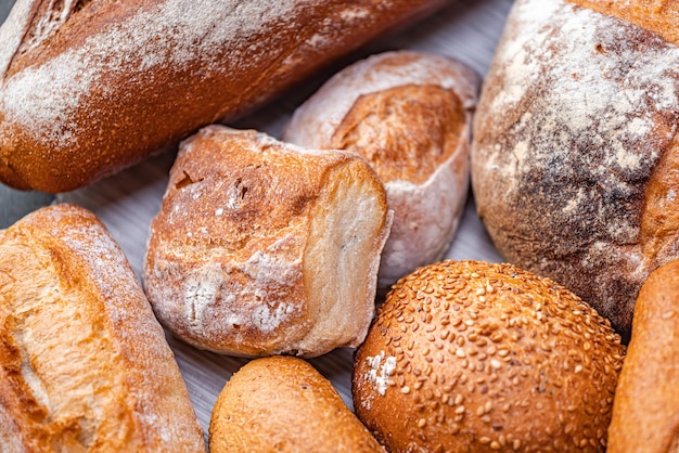 O pão natural recém-assado está na mesa da cozinha