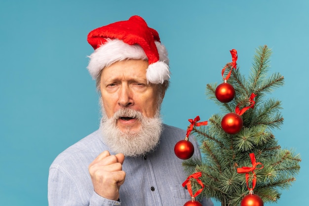 O Papai Noel zangado assusta as crianças, o homem usa chapéu de Papai Noel, mostra emoções agressivas negativas e conceito de Natal de mau humor