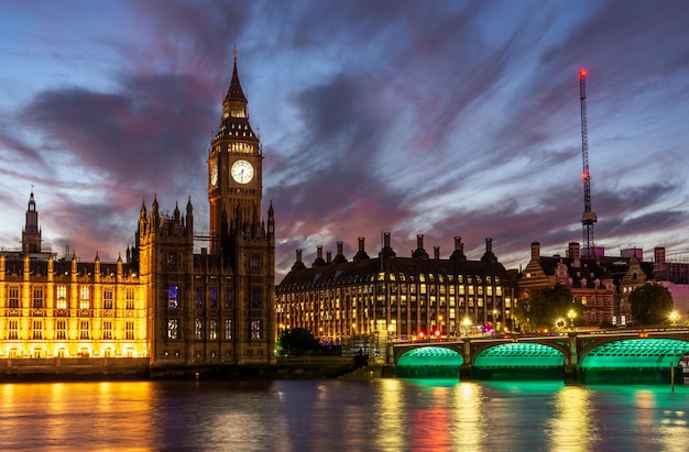 O Parlamento da Inglaterra no fundo de um céu dramático, uma bela paisagem urbana noturna