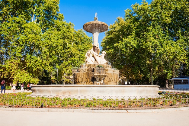 Foto o parque buen retiro é um dos maiores parques da cidade de madrid, espanha. madri é a capital da espanha.