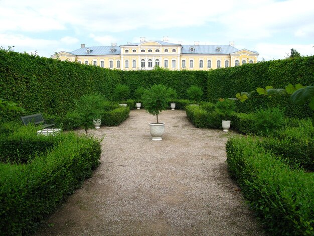 O parque do palácio de rundale no país báltico da letônia