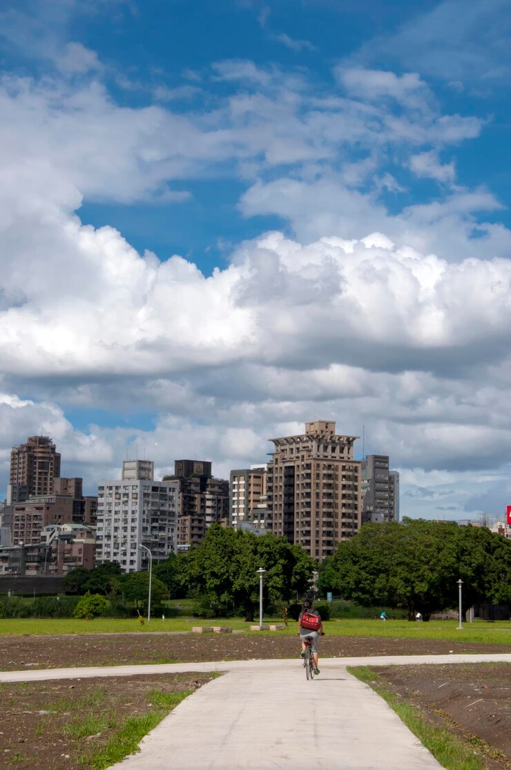 O Parque do Rio da Nova Cidade de Taipei sob o céu azul e as nuvens brancas