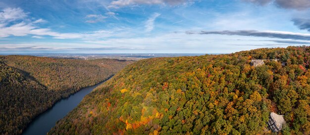 O parque estadual Coopers Rock tem vista para o Cheat River em West Virginia com cores de outono