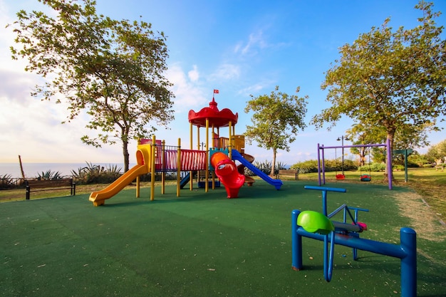 O parque infantil é colorido em um quintal verde Antalya Turquia